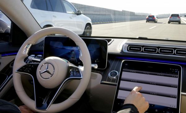 У Mercedes-Benz готова система, аналогичная Tesla Autopilot, но немецкий автопроизводитель считает неправильным тестировать ее на обычных водителях