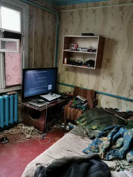PS5 поставили в очень грязную российскую квартиру. Иностранцы хотят скинуться на веник