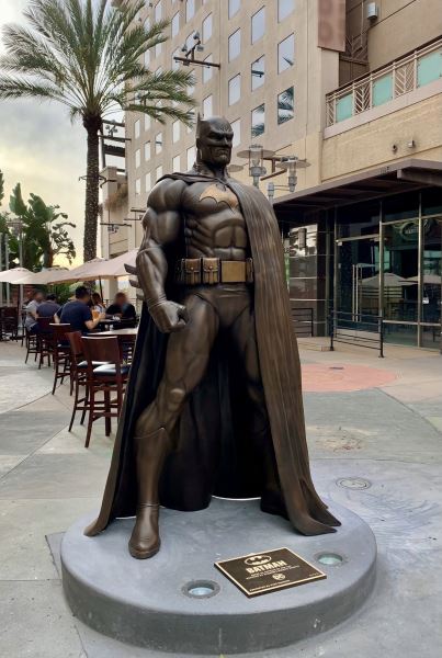 В Калифорнии установили 2.3-метровую статую Бэтмена